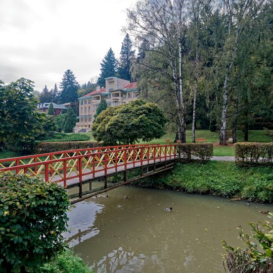 Lávka přes Šťávnici v Luhačovicích severně od polikliniky