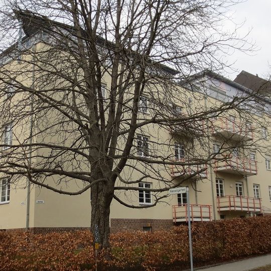 Wohnhauszeile mit Vorgarten Salzstraße 61