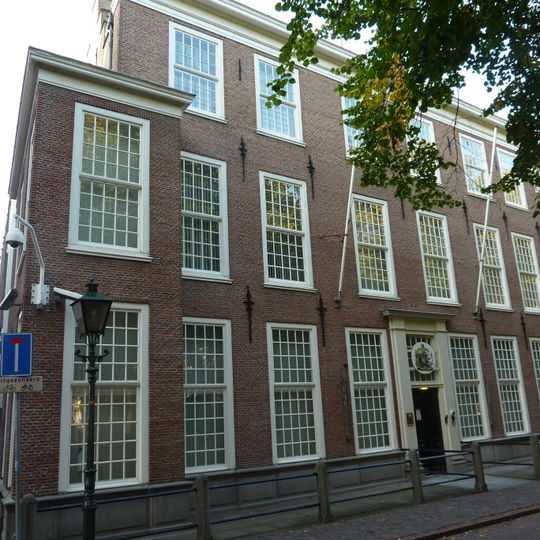 Pand, waarvan in de zijgevel nog restanten over zijn; inwendig enkele vertrekken met eenvoudige stucversiering