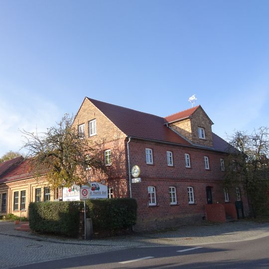 Vierseithof mit Gasthof , Seitengebäude mit Oberlaube und Scheune Dorfstraße 3