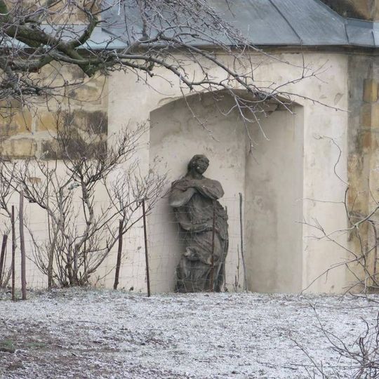 Socha Panny Marie ve výklenku zadní zdi kostela Narození Panny Marie v Roudnici nad Labem