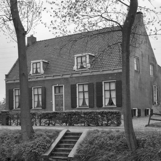 Naast huis Vuilkoop, boerderij, dwarstype, zadeldak in topgevels eindigend, door schoorsteen bekroond