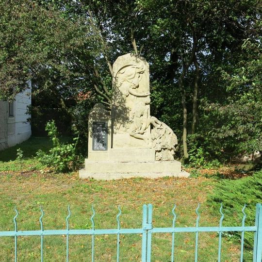 Pomník padlým u školy v Zárybech