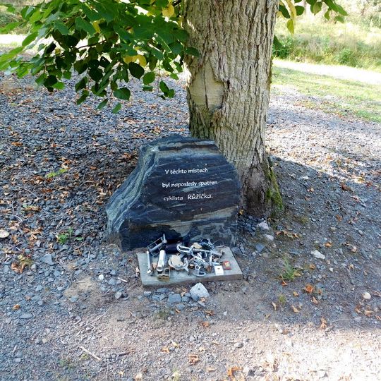 Pomníček cyklisty Růžičky v zaniklé osadě Stichlův Mlýn