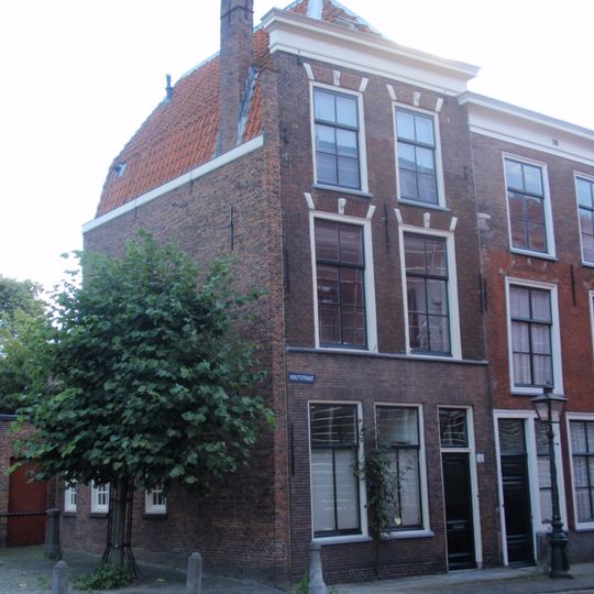 Pand met gevel met rechte kroonlijst, rechte strekken boven de vensters met maskersluitstenen