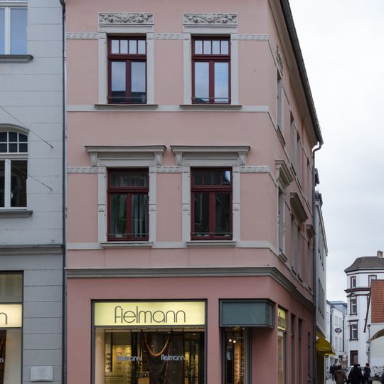 Mietshaus in Ecklage in geschlossener Bebauung Hauptstraße 37