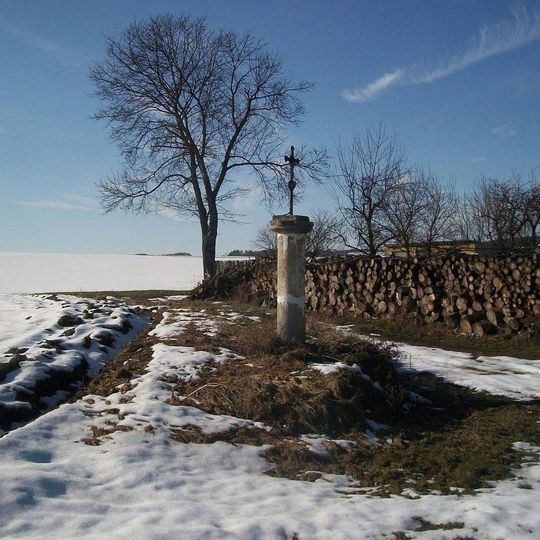Kříž jižně od Střelic u silnice