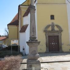 Kříž před kostelem na náměstí v Koryčanech