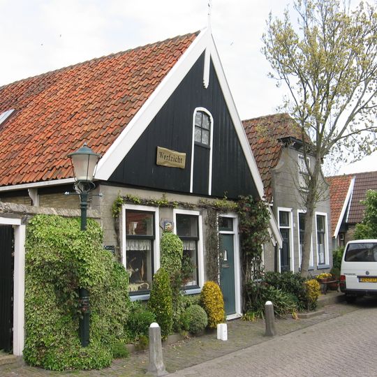 Pand onder zadeldak met houten voorschot waarin luik Kosterij van Doopsgezinde Kerk. Tuinschutting met poortje