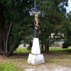 Kříž u rybníka v Nedvězí u Říčan