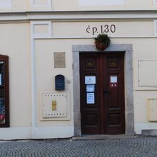 Pamětní deska Gustava Franka na domě Žižkovo nám. 130 ve Vlašimi