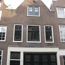 Pand met gevel onder latere puntgevel