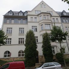 Mietshaus in geschlossener Bebauung konzipiert, mit Vorgarten und Einfriedungsmauer Agricolastraße 34