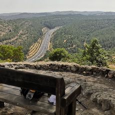 נקודת תצפית על שער הגיא עם ספסל שמשקיפה על כביש 1 ועל הרכס שמצפונו שכולל משלטים נוספים