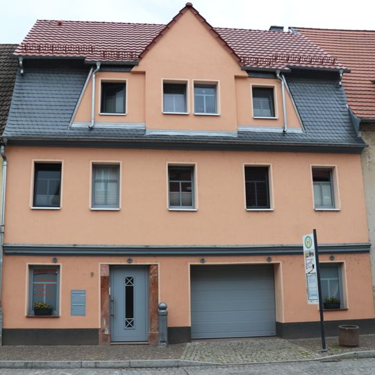 Wohnhaus in geschlossener Bebauung Karl-Marx-Straße 9