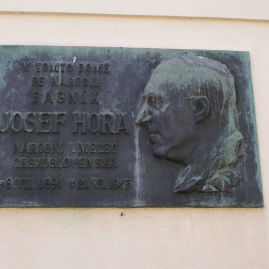 Pamětní deska Josefa Hory na rodném domě v Dobříni
