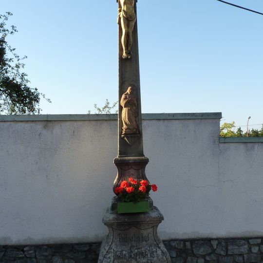 Kříž v Bítově u vchodu do kostela