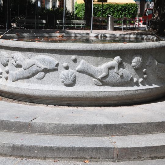 Brunnentrog mit Relief "Fischfang"