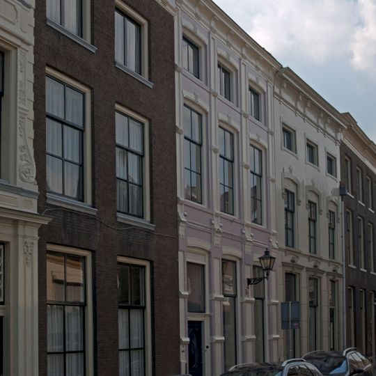 Pand met gepleisterde gevel, rechte kroonlijst en voordeur met amandelvormig paneel