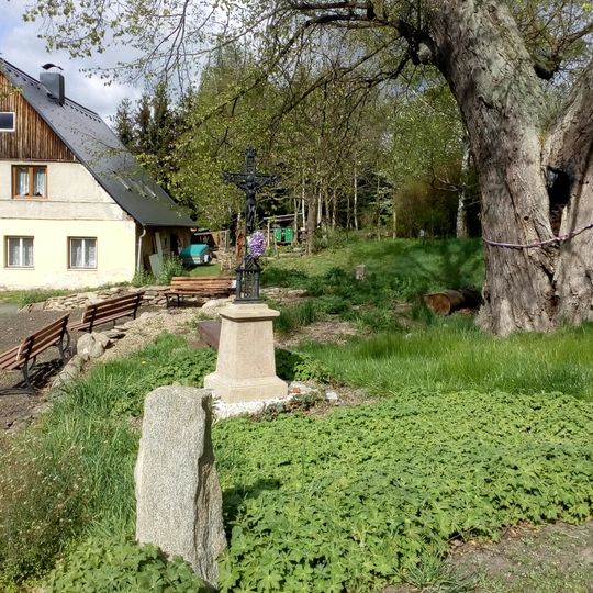 Kříž na návsi v Blatně