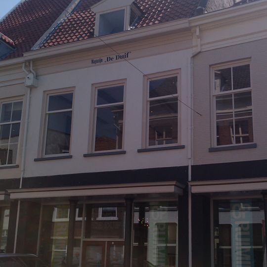 Pand met zadeldak tussen puntgevels