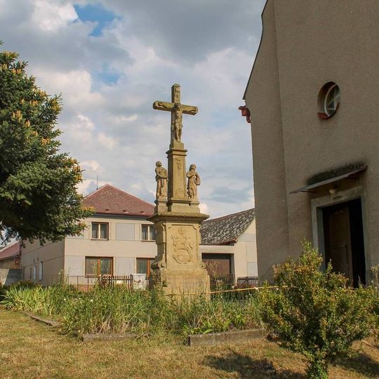 Kříž v Paloníně na návsi před kostelem