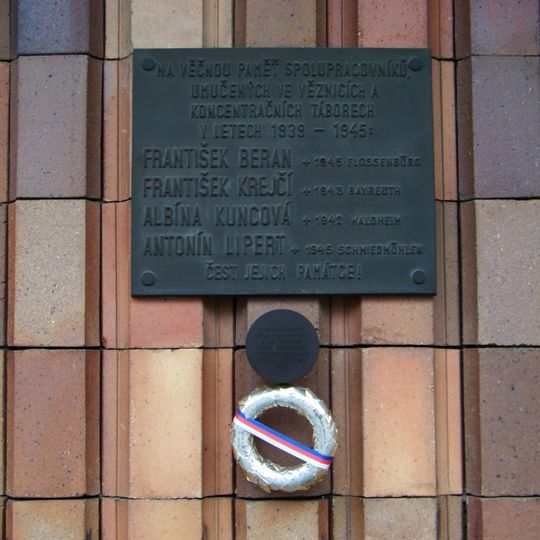 Pamětní deska obětí okupace 1939-1945 v Sokolovské ulici ve Vysočanech