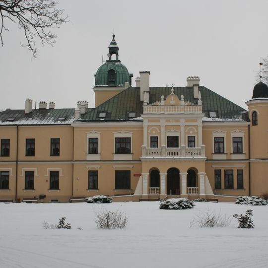 Pałac z wieżą i basztą