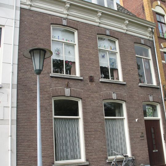 Pand met kroonlijst met verdiepte panelen en gesneden consoles in neo-Lodewijk XIV-trant onder schilddak