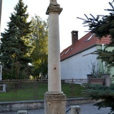 Kríž pred kostolom