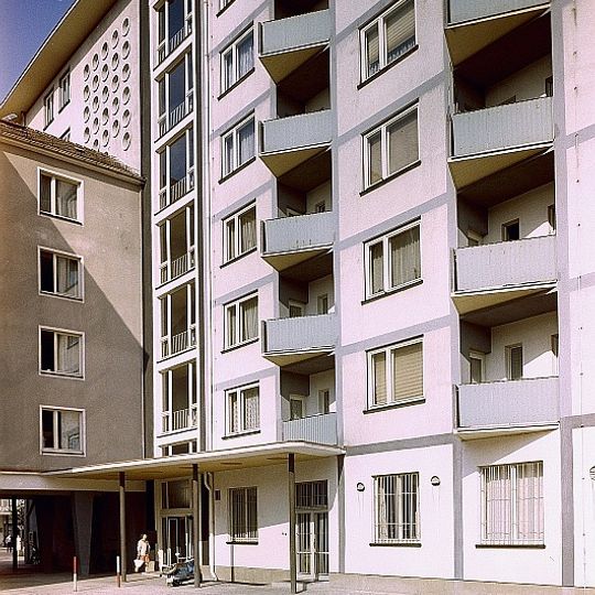 Wohn- und Geschäftshäuser Borsbergstraße 23–33/16–32