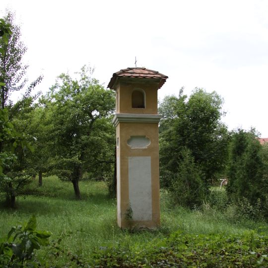 Boží muka na návsi v Hluboši