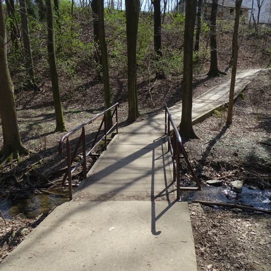 Lávka přes Lhotecký potok pod dopravním hřištěm