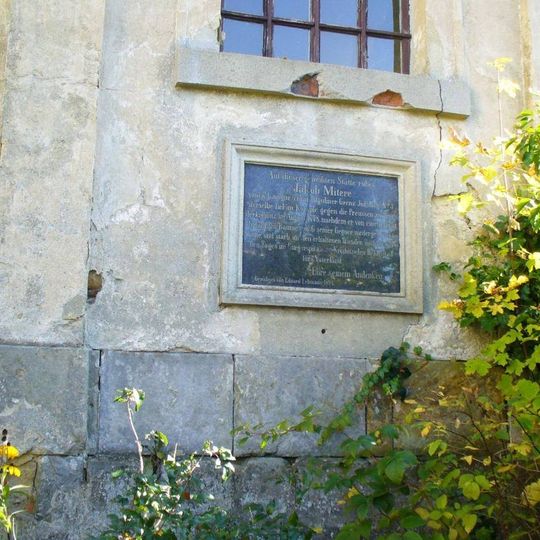 Pamětní deska Jakoba Mitere u vstupu k areálu kostela v Chřibské