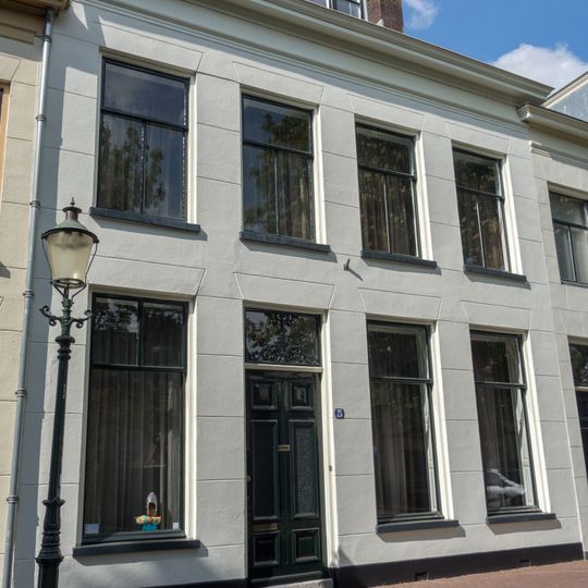 Huis met gepleisterde lijstgevel