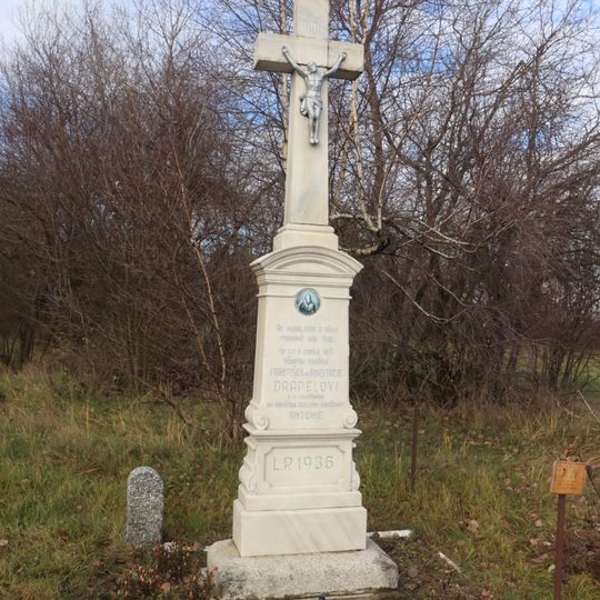 Kříž u křižovatky západně od Vlčatína