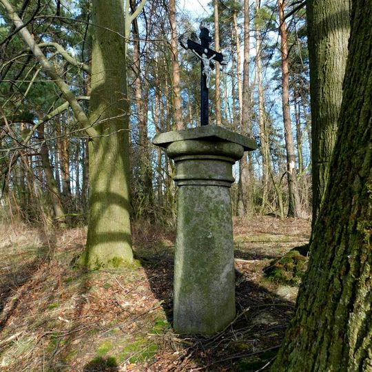 Kříž v lesíku za kostelem svatého Jakuba v Mezilesí