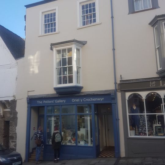 House and Oriel y Crochenwyr