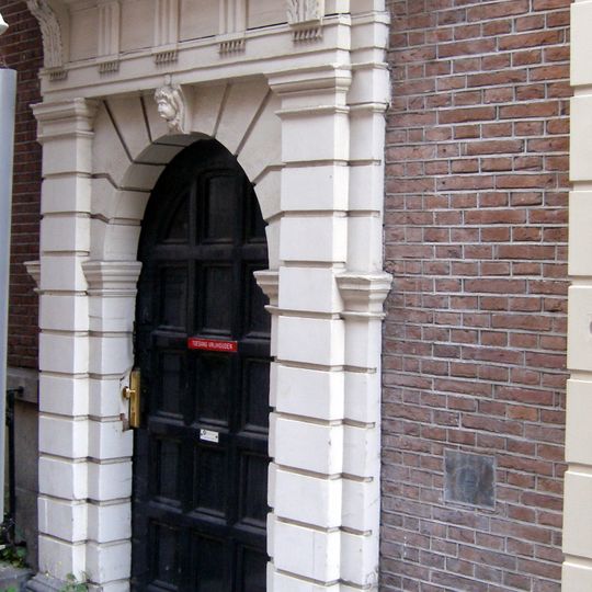 Poortje met engelenkop als sluitsteen, gedekt door kroonlijst met triglyphen en metopen