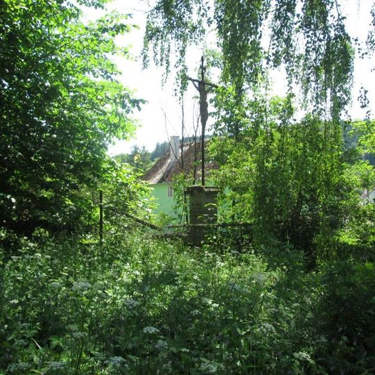 Kříž v Dolním Kramolíně v zahradě