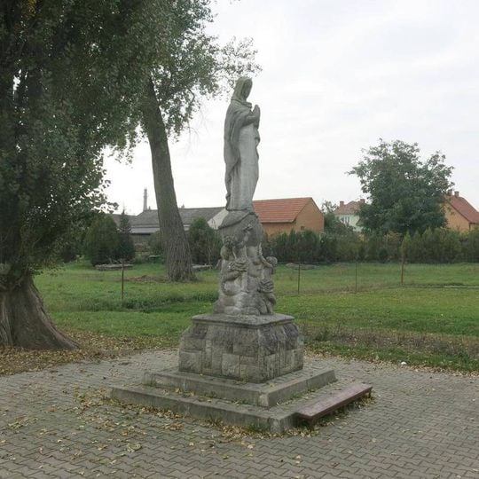 Socha Panny Marie u kostela Navštívení Panny Marie v Křešicích