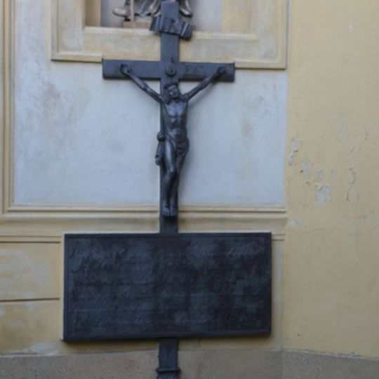 Kříž při jihozápadní straně kostela Panny Marie Vítězné na Bílé Hoře