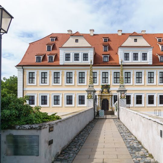 Einzeldenkmal der Sachgesamtheit Schloss Delitzsch : Brücke über den trockengelegten Wassergraben, flankiert von zwei Obelisken Schloßstraße 31