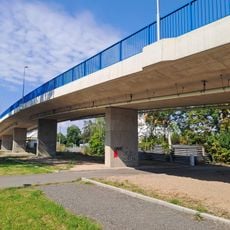 Most přes železniční trať v Měšicích