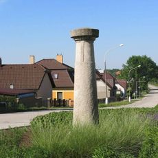 Kamenný milník na rozcestí v osadě Na Kopečku