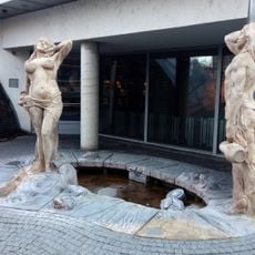 Kašna se sochami u vstupu do podzemí v Mladé Boleslavi