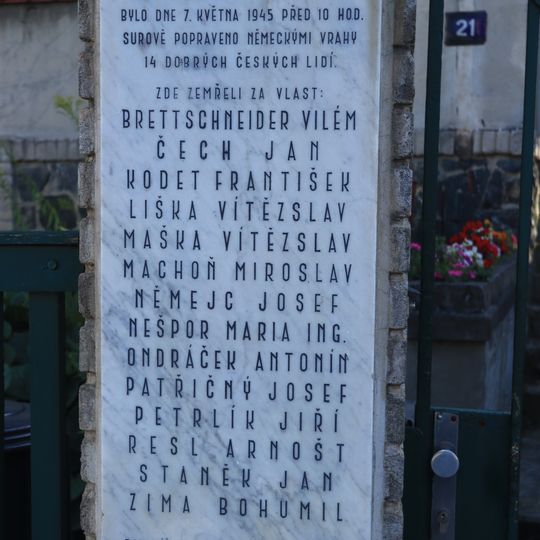 Pamětní deska obětem masakru na zahradě Brettschneiderovy vily v Praze