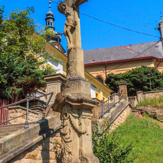 Kříž v Brandýse nad Orlicí u schodiště ke kostelu