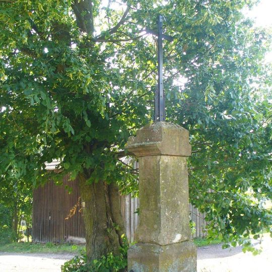 Kříž na rozcestí v osadě Skuhrov