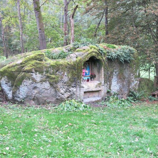 Skalní kaplička u silnice západně od Vidimi